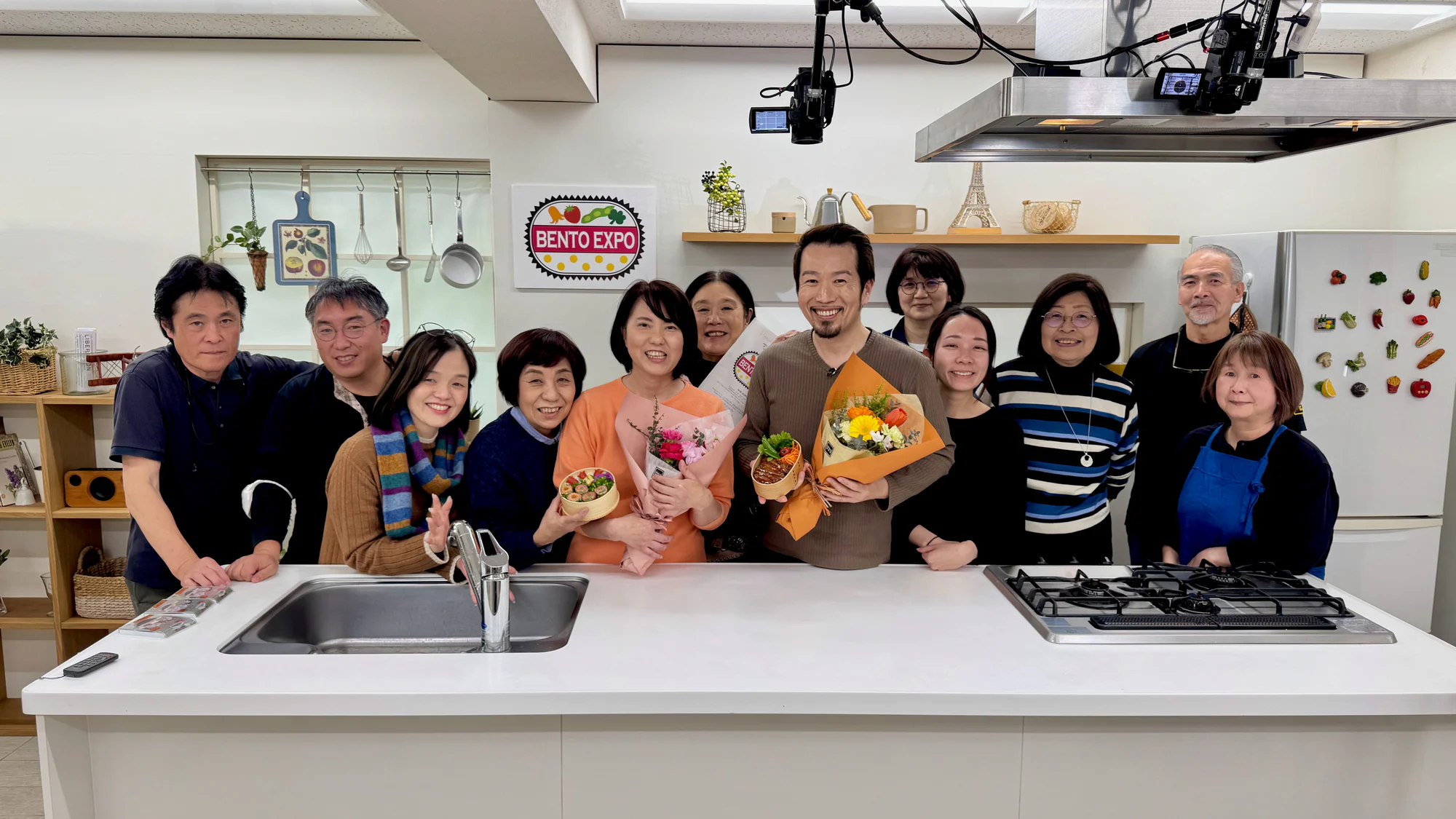 シリーズ最終回後のスタジオセットに集まったマーク・マツモト、小川真樹さん、Bento Expoチーム