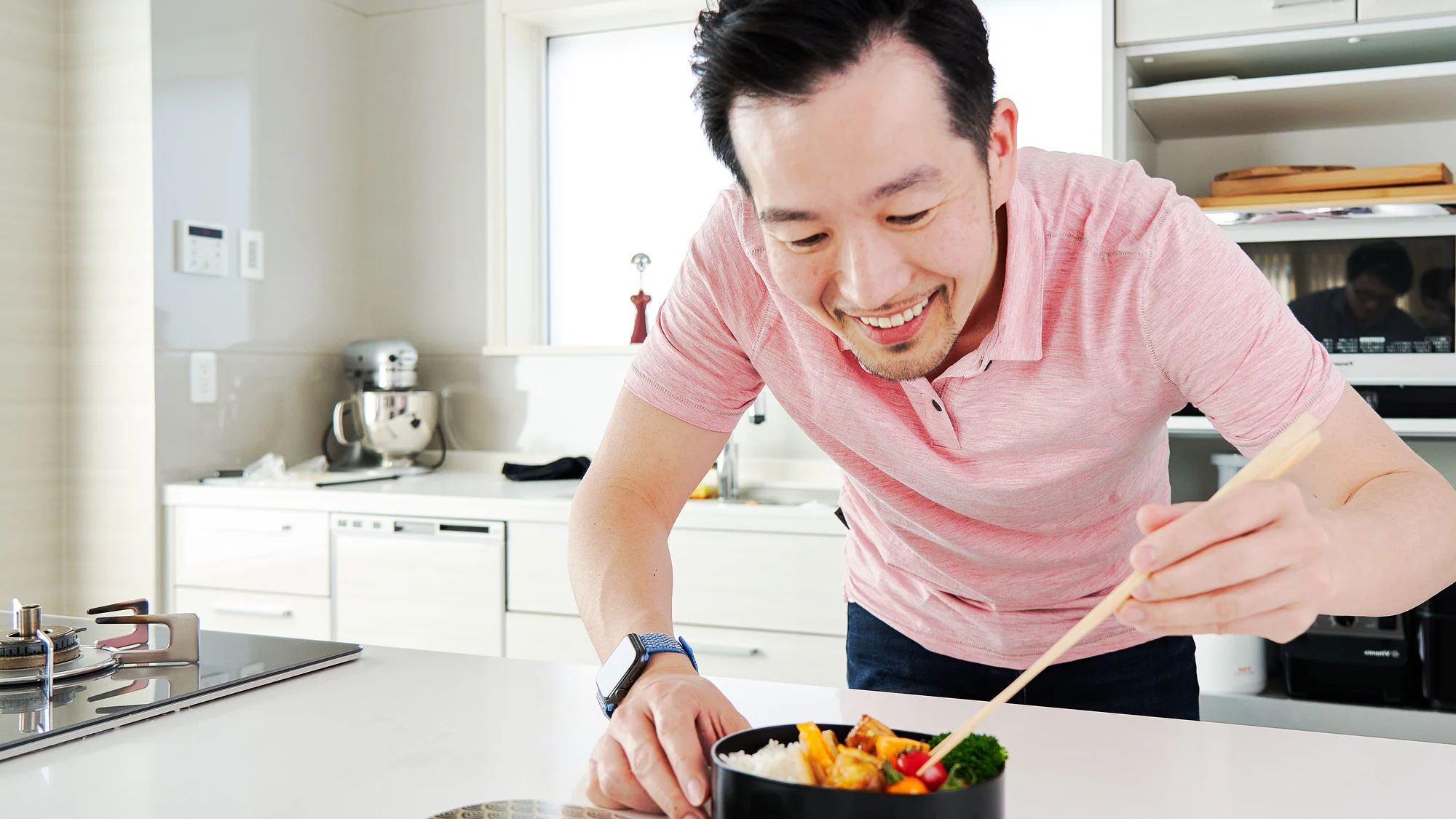 東京のキッチンで弁当を盛り付けるマーク・マツモト