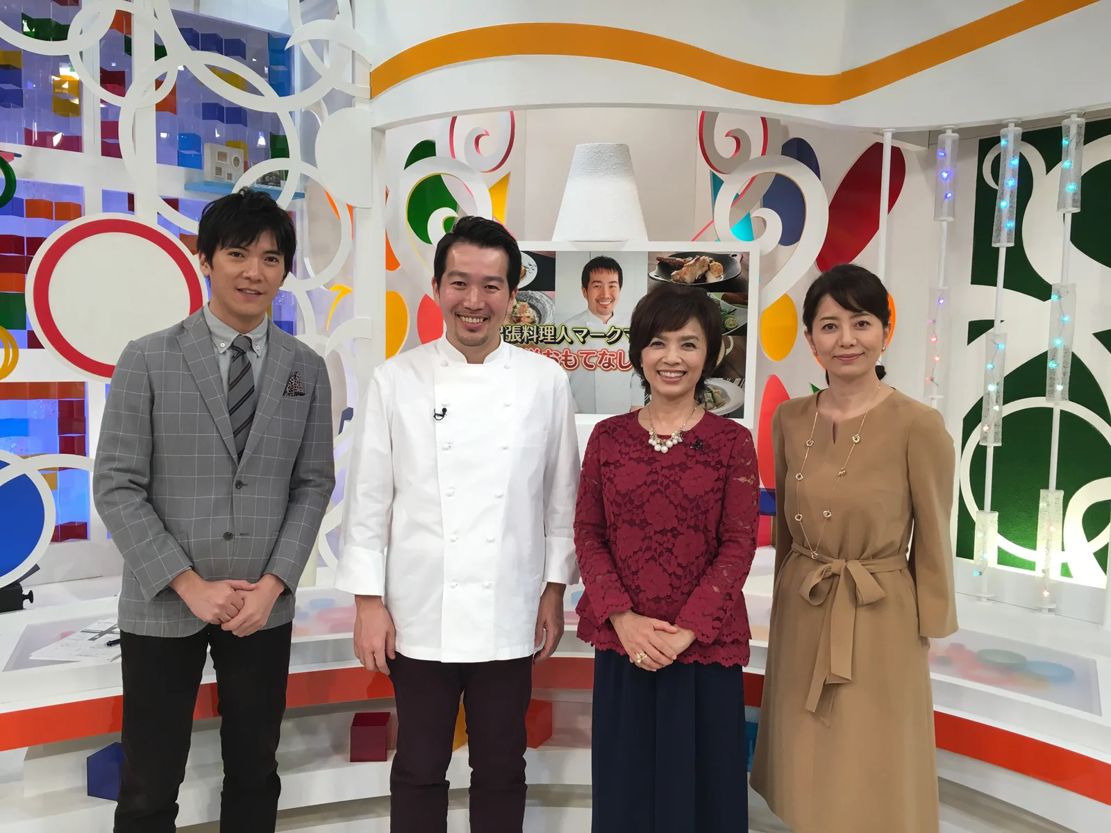 シェフジャケット姿でL4YOU!の出演者と並ぶマーク・マツモト