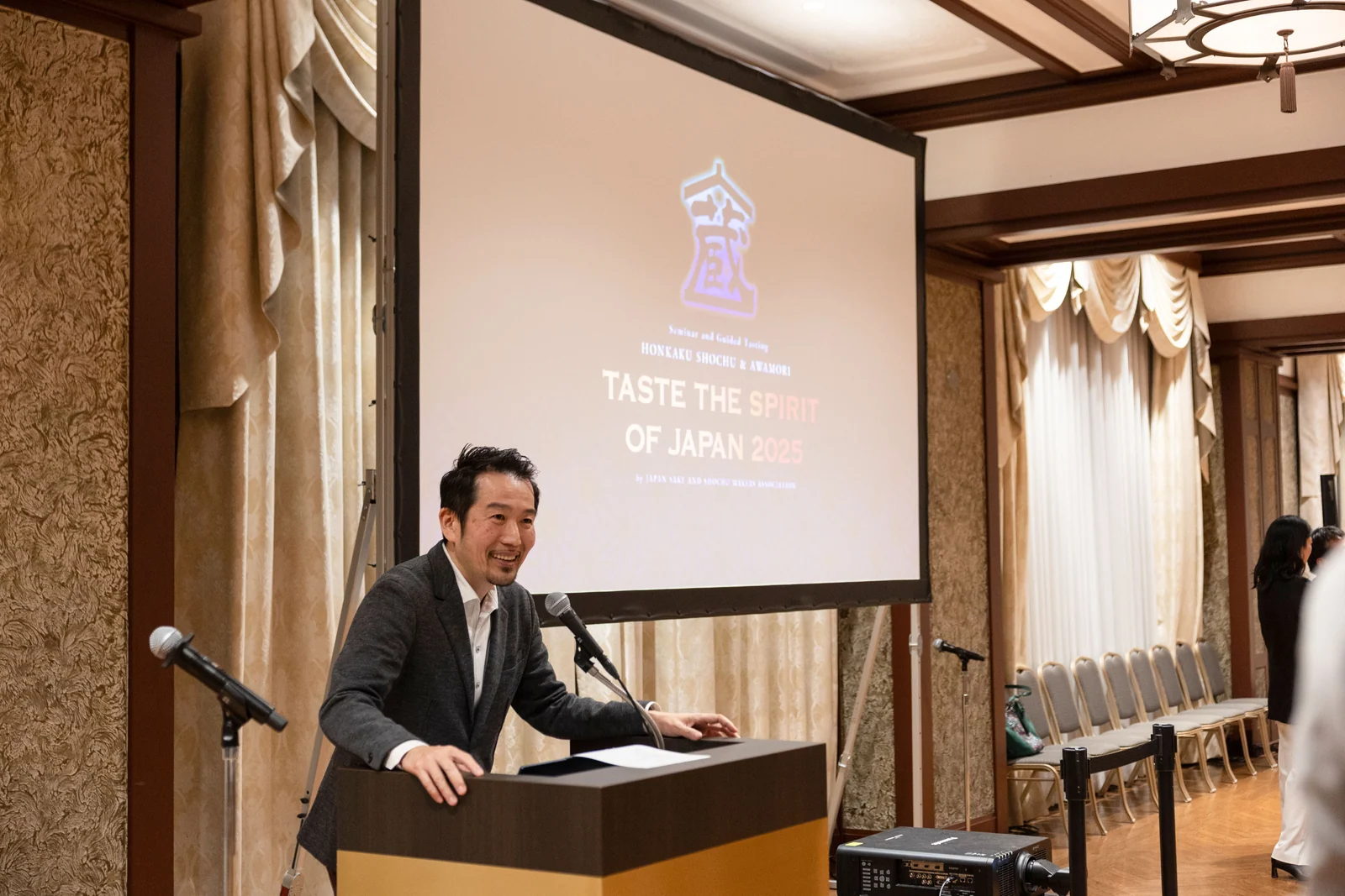 焼酎・泡盛のイベントで話すマーク・マツモト